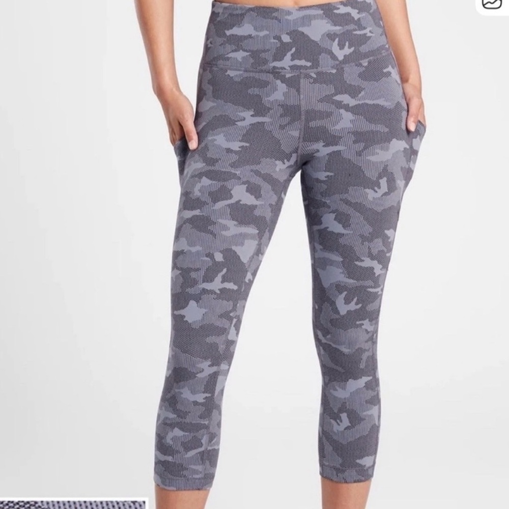 Athleta Ultimate Stash Pocket Textured Camo Capri leggings size small